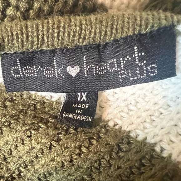 Derek Heart Plus V Neck Sweater, Deep V And Drawstring Detail On Back, Size 1X - Picture 5 of 7